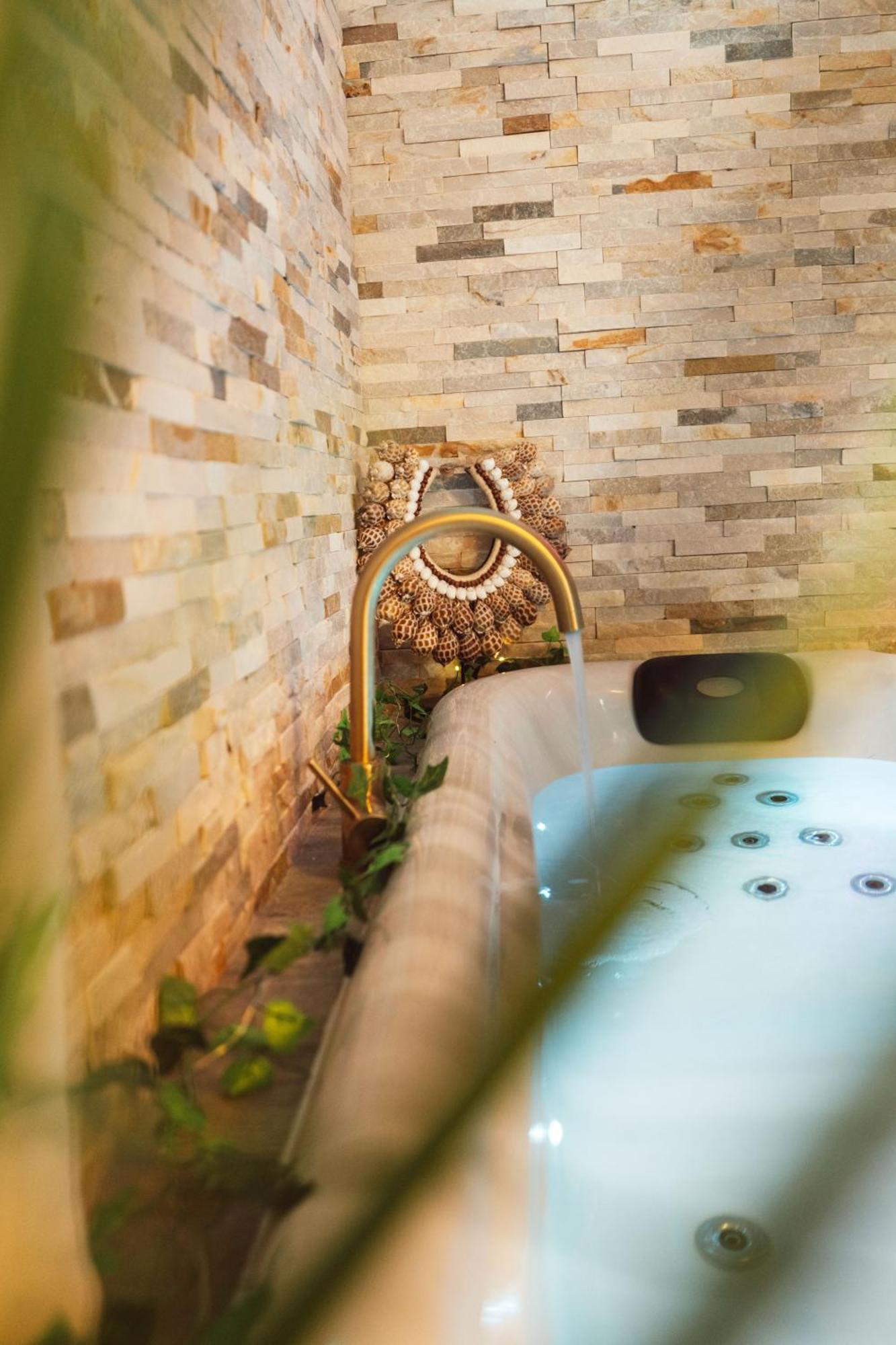 Suite And Spa La Perla Bianca Grabels 外观 照片